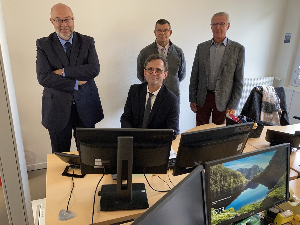Un bureau administratif moderne illustrant les démarches liées au prélèvement SGC